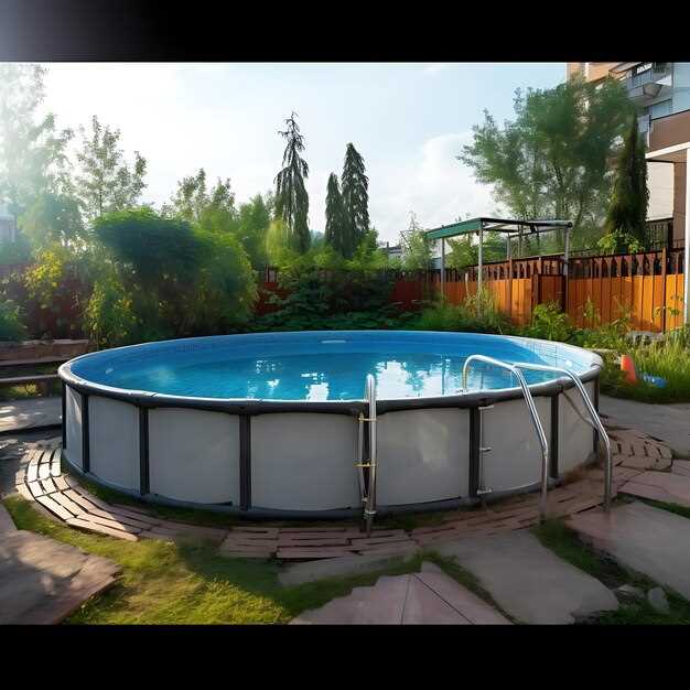 Осенью важно подготовить конструкцию к зимнему хранению. Очистите от листьев, откачайте лишнюю воду, если это требуется, и установите зимние покрытия. Проверьте оборудование на наличие повреждений, уберите все аксессуары. Также проведите обработку химией для предотвращения роста водорослей в холодный период.