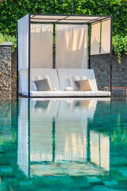 Зимой основное внимание уделите сохранности. Храните его в закрытом состоянии, если это возможно, и следите за снежным покрытием: снег нужно счищать, чтобы не допустить перегрузки конструкции. Проверяйте состояние оборудования периодически, чтобы избежать неприятностей при наступлении теплого времени года.