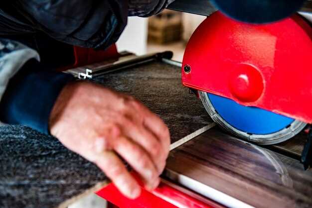 Для хранения инструмента выбирайте сухое место с невысокой температурой. Убедитесь, что он надежно защищен от механических повреждений. Используйте кейсы или стенды для инструментов. Храните насадки отдельно, чтобы избежать порчи и случайного повреждения.