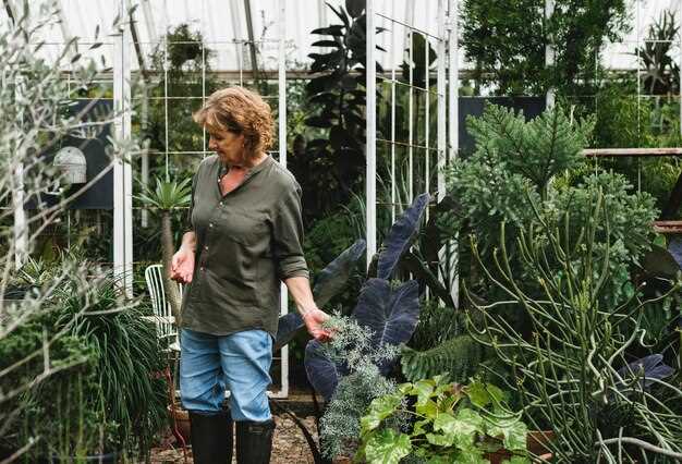 Для совместной посадки с овощными растениями подбирайте сочетания, которые отпугивают вредителей и привлекают полезных насекомых. Рядом с капустой разместите укроп, фенхель и настурцию; вдоль грядок с тыквенными и огуречными культурами хорошо работают лук и чеснок. Эти крупные и ароматные культуры создают ароматический зонтик, который затрудняет питание вредителей и расширяет нишу для божьих коровок и зонтиковых паразиток.