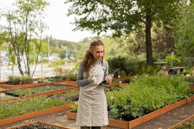Севооборот под овощи строится на трехгодичной смене культур. В первый год – углубляйте гумус с помощью бобовых и злаков; во второй год – высаживайте корнеплоды и листовые культуры, возвращая сидераты на осень; в третий год – снова размещайте бобовые, злаки и цветочные миксы для поддержания биологического баланса. Такой подход снижает риск заражения и позволяет получить стабильный сбор без применения синтетических компонентов.
