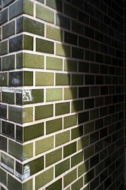 В качестве отличной теплоизоляции и простоты обработки можно рассмотреть искусственные камни. Они значительно легче традиционных вариантов, что позволяет сократить время на кладку и снизить общие затраты на строительство. При этом, такие стеновые решения отвечают требованиям долговечности и устойчивости к воздействию окружающей среды.