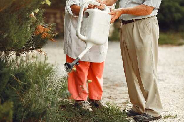 Песчаный грунт требует укладки на глубину undefined0,7–1,0 м</strong>, применяют перфорированную трубу <strong>Ø110 мм</strong> с уклоном <strong>0,5–1,0%</strong>, подушку из щебня фракции <strong>20–40 мм</strong> толщиной <strong>0,15–0,25 м</strong> и слой геотекстиля между подушкой и почвой. После засыпки верхний слой – обычная земля.»></p>
<p>Суглинистый грунт: глубина прокладки <strong>0,8–1,1 м</strong>, труба <strong>Ø110–Ø160 мм</strong>, подушка <strong>0,25–0,40 м</strong>, геотекстиль, уклон <strong>0,5–0,8%</strong>.</p>
<p><img decoding=