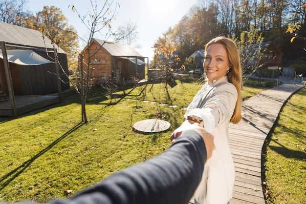 Схема Б – клумбы и кустарники: применяют микроподачу в виде распылителей 0,8–1,2 м радиусом; расход 0,7–1,5 л/ч; цикл 2–3 раза в неделю; продолжительность сеанса 12–20 минут. Влажность почвы контролируйте с помощью влагомера, чтобы не переувлажнять растения.