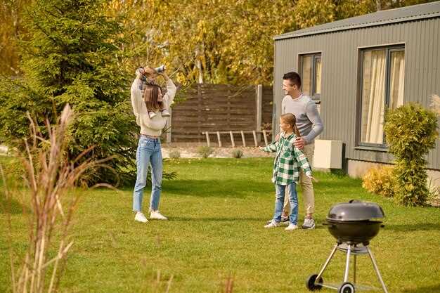 Основание под жарочный элемент должно быть из негорючих материалов: undefinedбетонная плита</em> толщиной 40 мм или <em>шамотная вставка</em> толщиной 20–30 мм, с гидроизоляцией и надлежащим утеплением. Сделайте <strong>фиксированное основание</strong> с уклоном 1–2% для стока жидкости, а края облицуйте жаростойкой плиткой или керамикой.»></p>
<p>Дымоход или вытяжной канал помогут контролировать тягу. Разместите ответвления так, чтобы дым уходил за пределы садовой площади. Добавьте защиту от ветра – <em>козырек</em> и <em>навес</em> над местами для сидения, чтобы жар не мешал обзору.</p>
<p><img decoding=