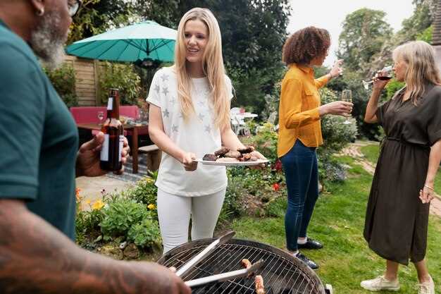 Расстояние до стволов деревьев – не менее 2,5 м; к кронам – не ближе 3 м. Низ ветвей над площадкой должен быть не ниже 2 м; обрезку проводите регулярно, чтобы не мешали работе.