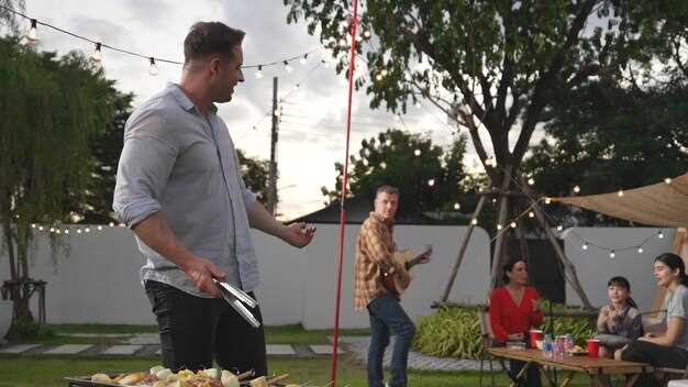 Мебель: выгоднее использовать влагостойкую мебель из тика, нержавеющей стали или композитов; столешница – из искусственного камня; сиденья – 45–50 см высотой, 38–42 см глубиной; рассчитана на 2–4 места, с учётом возможности складной конфигурации для экономии пространства; размещайте элементы вдоль линии доступа к рабочей зоне без перекрытия выхода к хранению топлива.