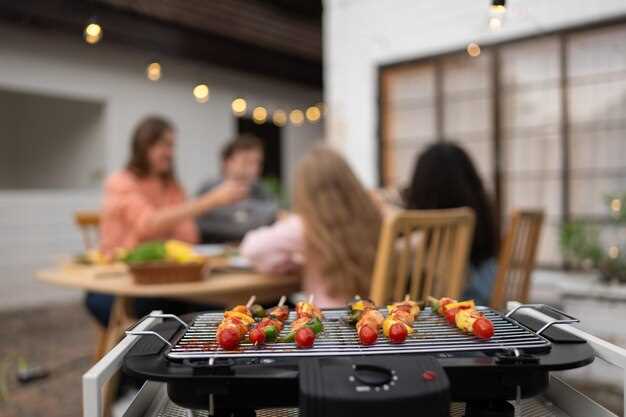 Освещение: сочетайте направленный свет над рабочей линией (500–700 люкс), общее световое оформление (100–150 люкс) и акцентное освещение вдоль дорожек (150–200 люкс); применяйте светодиодные лампы 2700–3000K с влагозащитой защитой IP44+ и возможностью диммирования; продумайте электрическую разводку заранее, чтобы обеспечить надежное питание без перепадов напряжения.