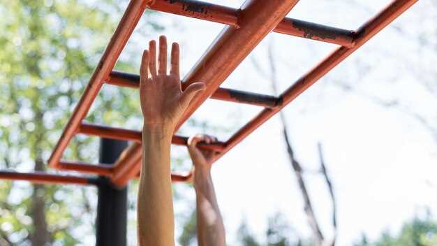 undefinedНачните с точной разметки и подбора габаритов.</strong> Для отдыха на открытом воздухе оптимальна площадь 3×3 м с высотой каркаса 2,0 м. На участке сделайте углубления под опоры: буронакопательные столбики 100×100 мм на глубину 0,6 м, арматура Ø8 мм, заливка бетоном М400. Угол крыши подберите 5–8°, чтобы вода уходила за пределы стенок. Такой подход исключит перекос и продлит срок службы конструкции.»></p>
<p><em>Материалы и защита древесины</em> Выбирайте сосну или лиственницу с влажностью 12–15 %. Обработайте антисептиком и UV‑защитной пропиткой: первый слой глубоко пропитывает древесину, второй – декоративное покрытие. Опоры – доска 100×100 мм, пояс – 150×50 мм, половые лаги – 50×150 мм. Для кровли используйте профлист толщиной 0,5 мм или металлочерепицу; под кровлей разместите гидроизоляцию и пароизоляцию. Примерный бюджет: пиломатериалы 40–60 тыс. ₽, кровля 12–22 тыс. ₽, крепеж и расходники 8–12 тыс. ₽.</p>
<p><em>Этапы сборки</em> Разметка углов и осей, установка стоек на опорах, сборка рамы верха и нижних обвязок. Пол укладывают на лаги шагом 400 мм, междо лагами оставляют вентиляционные зазоры 2–3 мм. Каркас обшивают внутренней отделкой или вагонкой толщиной 12–18 мм. Кровля монтируется после обшивки, снизу вверх, с использованием саморезов по металлу и герметика по стыкам. Соединения усиливайте уголками и длинными саморезами 4,5–5,0×60 мм. Срок выполнения – 14–21 день в зависимости от объема и погодных условий.</p>
<p><em>Дополнительные нюансы и уход</em> Учитывайте влагу и слабые места, фиксируйте конструкцию к фундаменту анкерами. Раз в год проверяйте состояние кровельного покрытия, очищайте стыки от мусора. При необходимости обновляйте защитный слой каждые 5–7 лет. Правильный уход сохранит внешний вид и прочность на долгие годы.</p>
<p><img decoding=