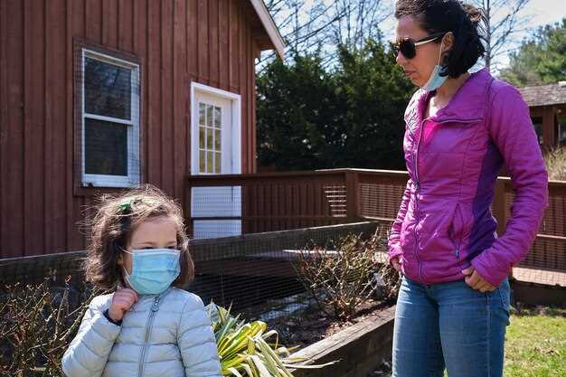 Первичная стадия решения проблемы с нежелательными звуками заключается в установке звукоизоляционных панелей. Эффективность таких решений достигается за счет использования материалов, обладающих высокой плотностью или волокнистой структурой. Для максимального эффекта стоит обратить внимание на панели с асфальтовым или минеральным наполнителем.