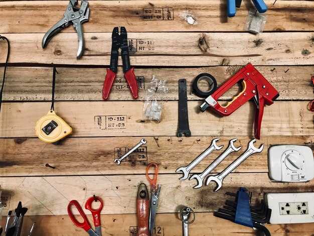 Молоток с деревянной или резиновой ручкой пригодится для большинства работ по ремонту и сборке. Резиновая гарнитура отлично подходит для аккуратных задач, снижая риск повреждений материалов. Подберите модель с оптимальным весом для вашей работы.