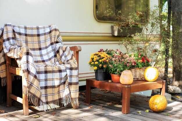 Каменные покрытия выбирайте из гранита, песчаника или базальта: толщина плит 2.5–3 см, зазор 2 мм между элементами; для дорожек используйте клинкерную плитку 40x40 см. Древесина – тиковая или термодерево: влагостойкая, грибковостойкая, с защитой маслом или лаком раз в год; металлические детали – нержавеющая сталь AISI 304/316 с патиной или порошковым покрытием 60–120 мкм для сохранности под воздействием влаги и агрессивной среды.