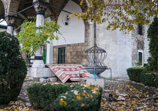 Освещение: разместите фонари вдоль дорожек с шагом 4–6 м, используйте тёплый свет 2700–3000 K. Зону возле террасы освещайте так, чтобы вечерние прогулки проходили без резких теней. Рядом с террасой организуйте место для хранения садового инвентаря на уровне 0,5–1,0 м от края площадки, чтобы не перегружать проход.