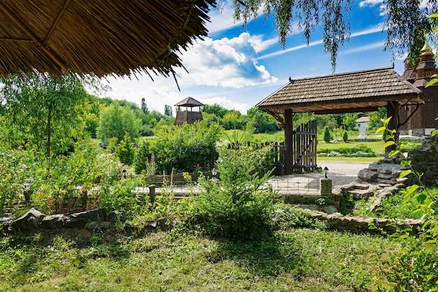 Размещение по участку: передний план – невысокие кустики и почвопокровники высотой 20–60 см; средний – 0,6–1,2 м (листьевые и цветущие группы); фон – крупные кустарники 1,5–2,5 м. Такую компоновку выгодно зафиксировать по краю дорожек и вдоль садовых границ, чтобы обеспечить равномерное освещение и минимальный контроль влажности.