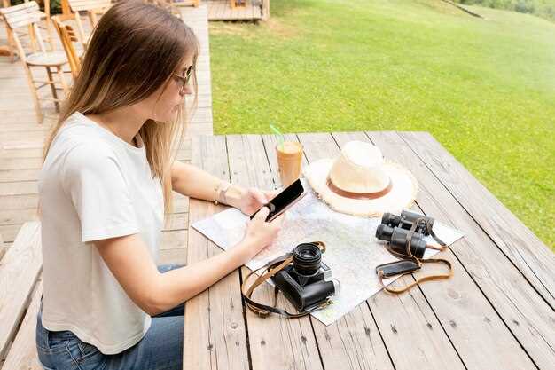 Защита от осадков обеспечит навес или перголу; угол крыши 5–10°, чтобы вода уходила в сторону, крыша – светопропускаемая поликарбонатная толщиной 6–8 мм, устойчивость к UV не ниже 5 лет.