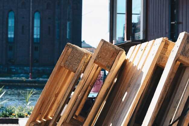 Пластик: поликарбонат, HDPE, ПВХ – легкость, отличная влагостойкость, простота чистки; ограничения – UV-лучи приводят к выцветанию и царапинам; чтобы продлить срок службы выбирайте изделия с UV-стабилизацией, толщину панелей 3–6 мм для декоративных вставок и 4–6 мм для крыши; соединения – саморезы с уплотнителями, заклепки; резку осуществляйте ножовкой по металлу; панели крыши можно резать и обрабатывать термообразованием.