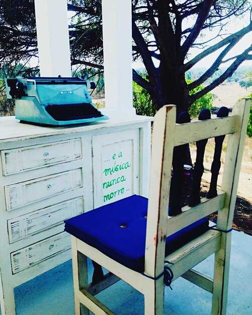 Отделка: зашлифуйте поверхности зерном 180–220, нанесите грунтовку, затем два слоя морилки и защитный лак с матовым эффектом. Дайте просушку между слоями не менее 6–8 часов. При необходимости нанесите третий слой лака.