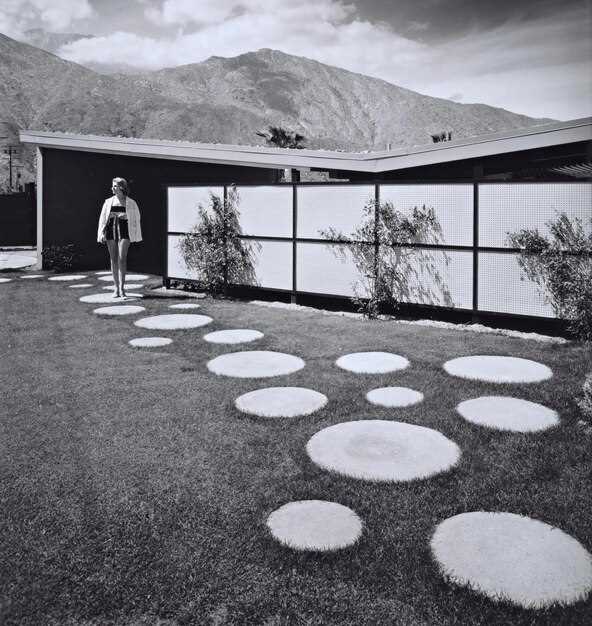 Помимо этого ориентируйтесь на текстуру: гладкие поверхности контрастируют с рельефной фактурой камня, что обеспечивает нужную выразительность без перегрузок.