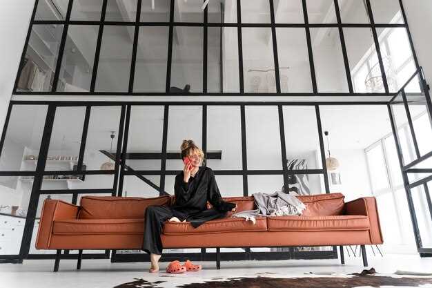 Не забывайте про текстуры и отделочные материалы. Гладкие поверхности будут отражать свет, а матовые добавят уюта. Сочетание разных текстур в одной палитре поможет создать интересный визуальный эффект, делая пространство более многогранным.