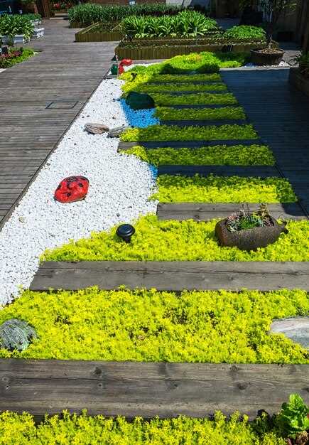 Беседку разместите на небольшой поднятой площадке высотой 15–20 см для хорошего обзора сада и входа; настил из термодерева или композитной доски шириной 140 мм, шаг вентиля 3–4 мм; вокруг устроите отмостку и ступени высотой 4–6 см, чтобы переход между зонами был плавным и безопасным.