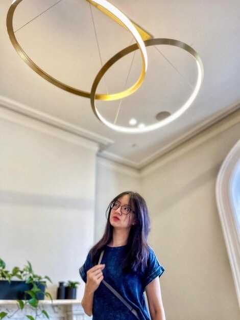 Размещение источников света должно учитывать функциональные зоны и предназначение помещений. Например, в кухне стоит установить направленные светильники над рабочими поверхностями, чтобы обеспечить максимальную видимость. Использование встроенных светильников без теней помогает избежать усталости глаз во время приготовления пищи.