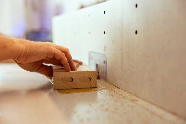 Следующий шаг – очистка. Удалите все загрязнения, краску и остатки старого клея. Если основание из бетона, место нужно грунтовать, чтобы улучшить сцепление с клеевым составом. Для древесных материалов используйте подложки, которые увеличивают прочность.