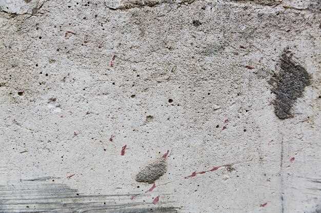 Убедитесь в правильной дренажной системе. Избыток воды, скапливающейся под основанием, может вызвать появление трещин. Определите, есть ли необходимость в дренажных каналах или системах, чтобы избежать излишней влаги в будущем.