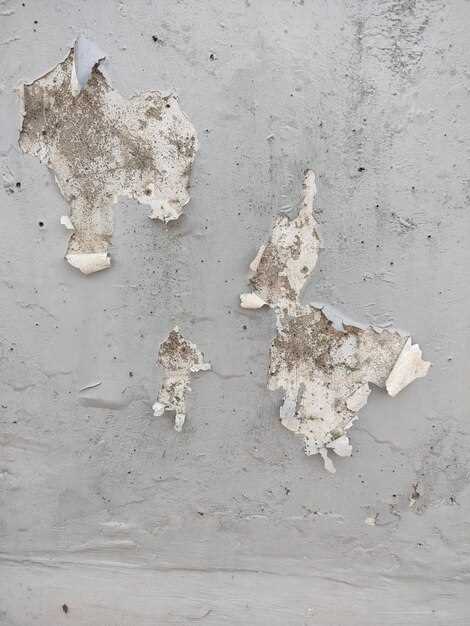 Уплотните основание с помощью виброплиты или катка. Применение вибрационного оборудования особенно эффективно на глинистых и песчаных участках. Тем самым увеличивается плотность и прочность слоя, что значительно повышает долговечность готовой конструкции.