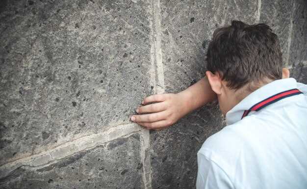 Высокая влажность может замедлить процесс укладки, а сильный ветер ускоряет испарение влаги, что делает раствор слишком сухим. В этих условиях следует использовать влагосберегающие методы, такие как пленка или специальный полив. Обратите внимание на необходимость тщательной защиты от внешних факторов в любой сезон.