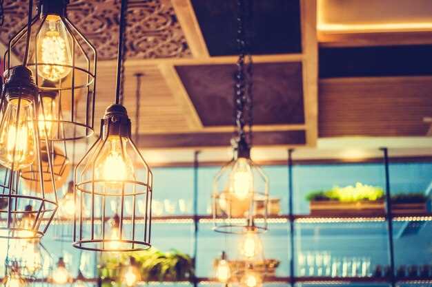 Установите световую ленту вдоль каркаса навеса на высоте 0,3–0,5 м над полом, шаг монтажа 15–20 см; цветовая температура 2700–3000K; общий световой поток 600–900 лм на метр; влагозащита IP65. Такая подсветка создаёт ровный контур без резких бликов и подчёркивает фактуру древесины.