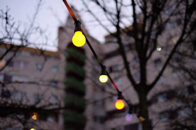 undefinedДекоративная подсветка</strong><em>:</em> используйте цепи световых нитей для акцентов на карнизе беседки, вдоль периметра ступеней и по контурам садовых композиций. Выбирайте IP65 и теплый спектр 2700–3200 K; суммарный поток 1200–2400 лм на участок. Размещайте элементы так, чтобы свет не слепил зрителей и не перегружал стены рядом с объектами.»></p>
<p>Автоматизация позволяет экономить энергию и работать стабильно: подключите датчики сумерек и таймеры, настройте сценарии на ночь и ранний вечер. Модульная система может интегрироваться с контроллером дома, что упрощает переналадку под сезонные изменения. При необходимости дополнительно используйте солнечные панели и аккумуляторы для автономной подсветки на открытом участке.</p>
<p><em>Монтаж и материалы</em>: используйте металлические или алюминиевые стойки, высота над дорожками 2,5–3,5 м, над площадками 3,5–5 м. Предпочитайте светодиоды с хорошей теплоотдачей, корпуса из алюминия и защиту IP65/IP67. Регулируйте угол светового пучка: к входу ориентируйтесь на 90–110°, вдоль дорожек – 60–70°. Старайтесь обеспечить плавные переходы между зонами и избегать резких переходов в яркости.</p>
<p><img decoding=