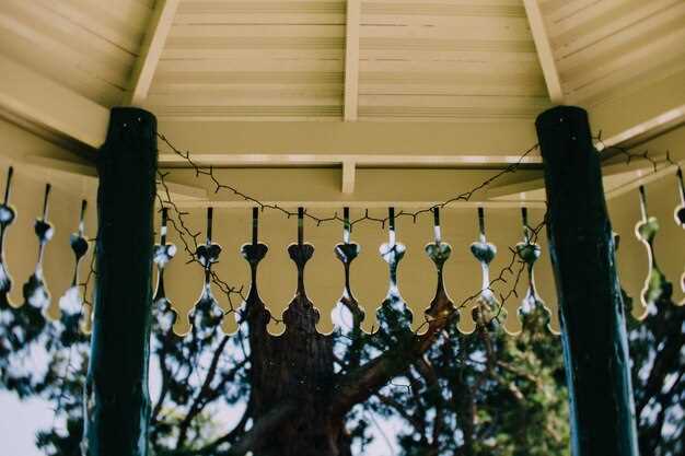 Практические конфигурации: вдоль дорожки устанавливайте светильники на расстоянии 3–4 м, чтобы получить равномерность 6–12 люкс; у фасада разместите 1–2 прожектора высотой 0,8–1,2 м с углом 30–45 градусов для выделения фактуры стен; над клумбами применяйте линейные светильники на высоте 0,4–0,6 м, обеспечивая 20–50 лм/п.м. для мягкого контурного подсвета; входную часть освещайте подвесным светильником 8–12 Вт с направляемым потоком для акцента на двери и зелёные акценты возле порога.