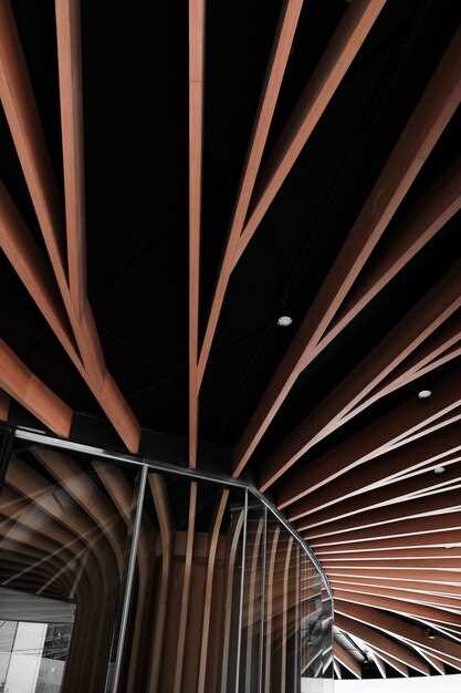 Если хотите подчеркнуть современность интерьера, выбирайте стеклянные вставки. Это не только визуально увеличит пространство, но и добавит утонченности. Продуманное освещение в деловых зонах увеличивает продуктивность, поэтому комбинировать практичность с эстетикой – верное решение.