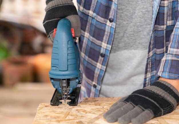 При выполнении проекта по созданию мебельных изделий или элементов интерьера, где требуется значительное количество резов, важно выбрать вариант с функцией наклона пилы. Это позволяет регулируя угол делать калиброванные срезы, что особенно актуально для подгонки деталей. Возможность быстро менять лезвия также обеспечивает адаптацию под разные виды материалов, что делает инструмент универсальным помощником.