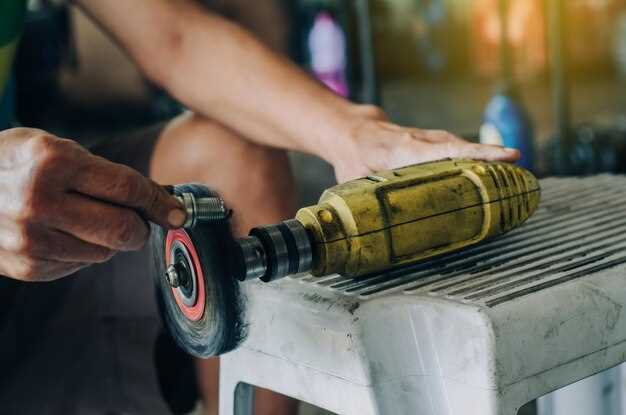 При оценке инструмента важно учитывать тип задач. Для обычного домашнего использования подойдет легкая и компактная модель с напряжением 12-18 В. Эти устройства легко справляются с мелкими работами, такими как сборка мебели или закручивание шурупов в древесину.