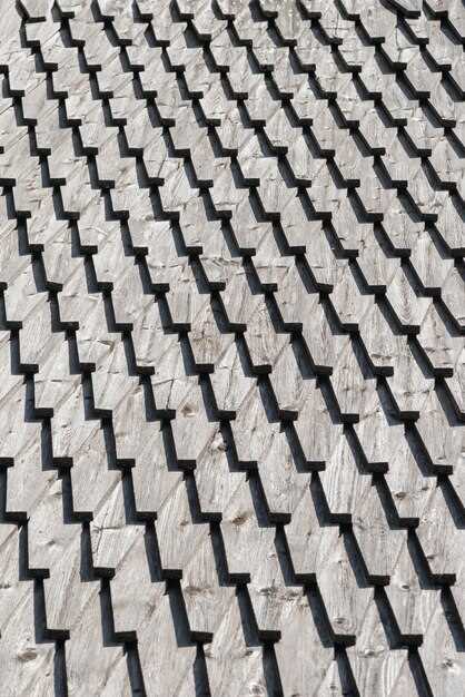 Битумные покрытия предлагают гибкость и эстетическую привлекательность, позволяя реализовать самые смелые дизайнерские идеи. Они легкие, обеспечивают хорошую звукоизоляцию и защиту от влаги. Но каждая из них имеет свои нюансы, которые важно учесть перед покупкой.