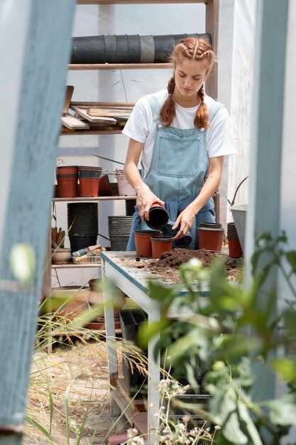 Среди базовых вариантов рассмотрите undefinedпрямоугольную</em> конфигурацию и <em>арочную</em>. Прямоугольная компоновка упрощает сборку, лучше использует доступное пространство и обеспечивает равномерный свет, тогда как арочная схема активнее проветривается и снижает риск конденсации на холоде.»></p>
<p><em>Покрытие</em> играет роль в тепловом балансе: <em>поликарбонат толщиной 4 мм</em> пропускает примерно 75–80% света, <em>6 мм</em> – около 80–85%; двойная стенка существенно повышает теплоизоляцию и уменьшает образование конденсата. Стеклянная облицовка даст больший световой поток, но потребует более крепкого каркаса и имеет выше теплопотери.</p>
<p><img decoding=