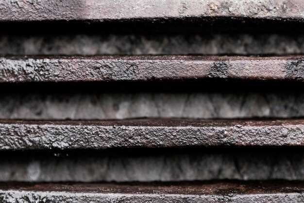 undefinedПри выборе конструкции</strong> также стоит учесть тип предполагаемого строения. Для легких загородных домов и дач часто применяются мелкозаглубленные конструкции, которые могут существенно сократить общие расходы на постройку. Наоборот, промышленные объекты требуют более глубоких и прочных решений, учитывающих большую нагрузку.»></p>
<p>На территории городов, где присутствует плотная застройка, выбор такого основания помогает избежать разрушения соседних объектов, так как установка подобных конструкций сопряжена с минимальным уровнем вибрации. Важно провести предварительное геологическое исследование, что позволит правильно определить все характеристики грунта и выбрать оптимальную глубину погружения.</p>
<h2>Плитный фундамент: особенности строительства и правила укладки</h2>
<p><img decoding=