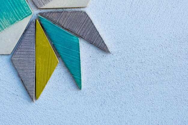 Выбор красящего материала зависит от предполагаемого эффекта. Для интерьеров лучше подбирать водоэмульсионные или акриловые составы. Они быстро сохнут, имеют низкий уровень запаха и легко моются. Если требуется долговечность и защита, стоит рассмотреть алкидные эмали. Они более устойчивы к влаге и механическим повреждениям.