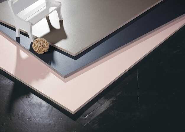 undefinedДля классического стиля</strong> подойдут обои с традиционными узорами, такими как цветочные или растительные мотивы. Оптимальные цветовые решения — пастельные тона или благородные глубокие оттенки, например, бордовый, золотой или темно-синий. Текстура бумаги должна быть матовой, избегайте глянцевых поверхностей, чтобы сохранить строгость интерьера.»></p>
<p><strong>Современный минимализм</strong> требует обоев однотонных или с геометрическими узорами. При этом выбирайте нейтральные цвета, такие как серый, белый или черный. Важно, чтобы отделка не отвлекала внимание от мебели и деталей интерьера. Материалы с фактурой бетона или дерева придадут помещению дополнительную глубину.</p>
<p><img decoding=