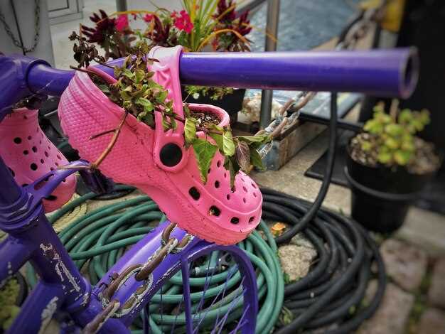 Подвесной механизм создайте с помощью джутовой или нейлоновой верёвки диаметром 3–5 мм, длина 40–60 см. Узлы закрепите возле верхнего края ёмкости, сделайте петлю для крепления к крюку на стене. Проверяйте баланс, тяжёлый куст может тянуть нижнюю часть. Вес изделия не должен превышать 1 кг.