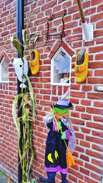 Начинайте с отбора крышек светлого и тёмного оттенка и раскладывайте их вдоль будущей дорожки так, чтобы направление было читаемым: чередуйте крупные и мелкие элементы, дополняя акценты камешками и пробками через каждые 8–12 позиций.