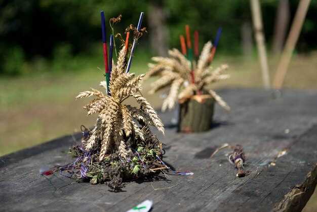 undefinedЕстественные акценты: ветви, камни, ракушки</strong> <em>Соберите ветки длиной 40–60 см, закрепите их в грунте по контуру; уложите гладкие камни вдоль дорожек, ракушки разместите у краёв клумб. Покройте элемент защитным лаком против влаги.</em>«></p>
<p><strong>Глубокий цвет без спецпокрытий: окраска крышек и банок</strong> <em>Нанесите два слоя акриловой краски: сначала светлый грунт, затем насыщенный оттенок (зелёный, медный, графитовый); после высыхания закрепите элементы на поверхности.</em></p>
<p><img decoding=