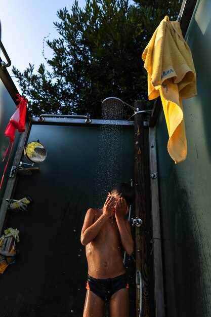 Соберите раму из угловых элементов, соедините боковые стойки поперечинами, применяйте распорки под прямыми углами для жесткости узла. Обработайте узлы антикоррозийной пропиткой и закрепите детали болтами с головкой под шестигранник, затягивайте в пределах 12–18 Н·м. Для фиксации панелей используйте саморезы по металлу 4,8×16 мм или аналог, если применяете обшивку из древесного материала – подбирайте саморезы под толщину. В верхних углах поставьте уголковые крепления для дополнительной устойчивости; итог – основа готова к прокладке коммуникаций и уплотнению.