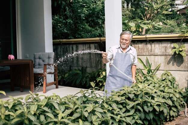 Рекомендация: выберите участок у внешней стены дома, где есть доступ к холодной водяной линии и к скрытой ливневой системе, и оборудуйте дренаж так, чтобы вода уходила прочь от фундамента. Подключение выполняйте через запорный кран на стене, длина подсоединения до 15–20 м допустима при сохранении напора.