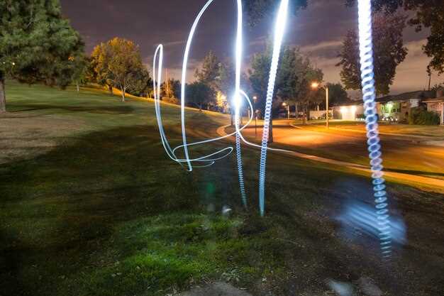 undefinedРекомендуется</strong> выбирать светодиоды с высоким световым потоком, не менее 1000 люмен на лампу для установки на открытых территориях. Это обеспечит необходимую яркость без лишних ламп. Обратите внимание на цветовую температуру: оптимальный диапазон составляет 3000-5000 К. Выбор 4000 К дает нейтральный белый свет, который хорошо подходит для парков и дворов.»></p>
<p>Для установки выбирайте модели с защитой от влаги и пыли, соответствующие стандарту IP65 или выше. Это важно для долговечности работы и предотвращения поломок. Расстояние между источниками света должно составлять 10-15 метров, чтобы избежать темных участков. Подходящей высотой установки считается 3-4 метра для равномерного распределения света.</p>
<p><strong>При монтаже</strong> используйте прочные кронштейны и убедитесь, что крепления располагаются на уровне, защищенном от случайного повреждения. При возможности применяйте солнечные панели для дополнительной экономии энергии, что сделает систему более автономной. Установка сенсоров движения или таймеров позволит регулировать работу ламп, предотвращая лишние расходы на электроэнергию.</p>
<p>Не забывайте о возможности замены стандартных ламп на модели с возможностью регулировки яркости. Это даст вам возможность адаптировать уровень света в зависимости от времени суток и востребованности. Сравните несколько производителей, выбирайте лампы от проверенных брендов для снижения вероятности отдела и частого вмешательства в работу системы.</p>
<p><img decoding=