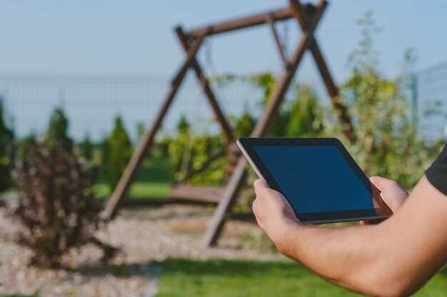 Капельная система: лента диаметром 16–20 мм; расход по выпуску 2–4 л/ч; расстояние между точками питания 0,3–0,5 м; давление в магистрали 1–1,5 бар. На участок размером 100–150 м² применяйте 6–8 выпусков, размещённых вдоль грядок и вокруг кустов.