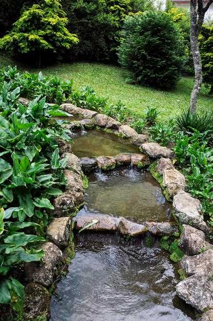 Для надёжности создайте цельный контур: мембрану накладывают по периметру, стыки дополнительно проклеивают; учтите термическую деформацию материалов. При необходимости промежуточное утепление поможет снизить теплопотери и защитит чашу от конденсации.