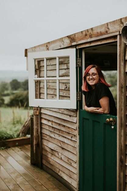 Бытовые участки размещайте ближе к входу и к водоподготовке: мойку 40–60 см с сифоном, кран с холодной и горячей подачей, компактную стиральную машину и сушку, размещаемые по габаритам 60 см. Рядом сделайте шкафы для бытовой химии и чистящих средств, отделение под моющие средства и мешки для мусора. Водопровод ведите к зоне кухни-рабочего места, выход к улице спрячьте под кровельной вентиляцией и дренажем–для безопасности. Учитывайте лёгкую доступность розеток и вытяжек в бытовой части: по 1–2 розетки на зону, с защитой UCD/AKR.