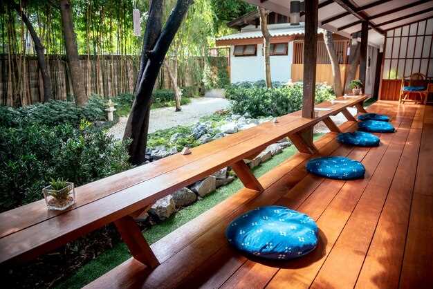 undefinedДеревина</strong> остается одним из наиболее популярных вариантов для создания площадок наружного типа. Из лиственницы или тиковой древесины получаются прочные и долговечные поверхности. Эти породы стойки к влаге и гниению, что делает их идеальными для уличных условий.»></p>
<p>Готовые <strong>композитные материалы</strong> становятся все более востребованными благодаря своей прочности и низким требованиям к уходу. Они состоят из древесины и пластика, что обеспечивает стойкость к ультрафиолетовому излучению и механическим повреждениям. Этот вариант не подвержен гниению, что позволяет избежать частой замены.</p>
<p><img decoding=